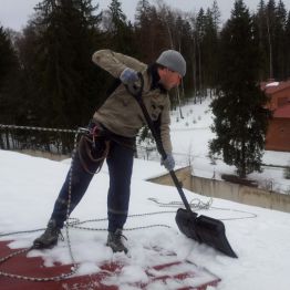 Уборка снега с крыши